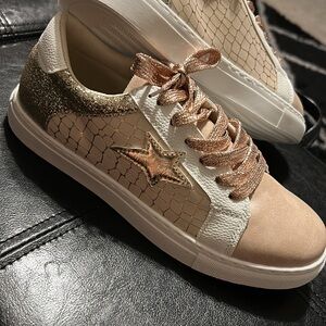 Stylish Women's Sneakers with Star Detail
